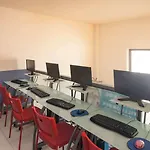 Onefam Sants אכסניה