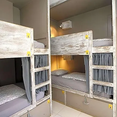 Onefam Sants אכסניה